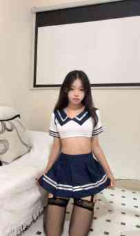 娇小萝莉嫩妹奶盖